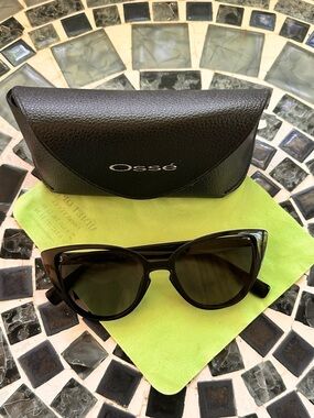 Classic Black Cat-Eye Sunglasses